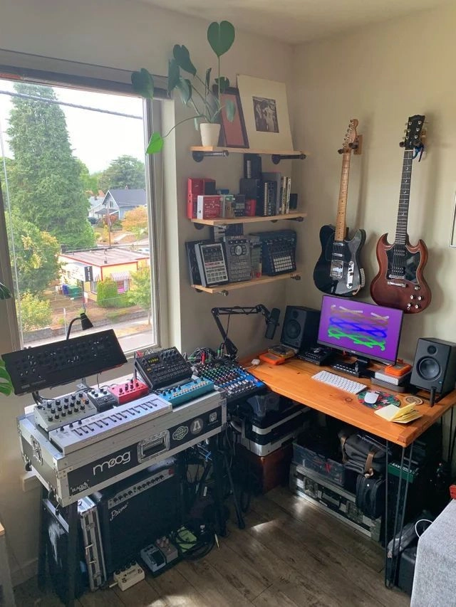 A room filled with lots of different types of electronics.