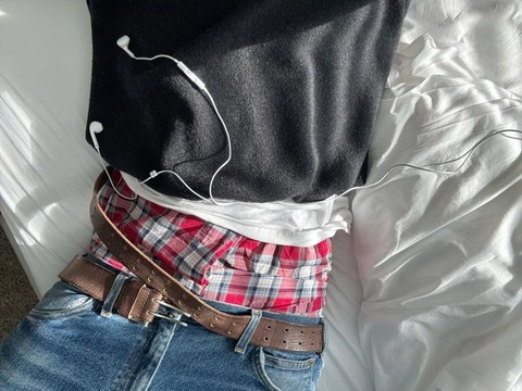 A woman wearing a black shirt and blue jeans.
