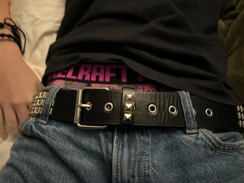 A woman wearing a black shirt and a black belt.