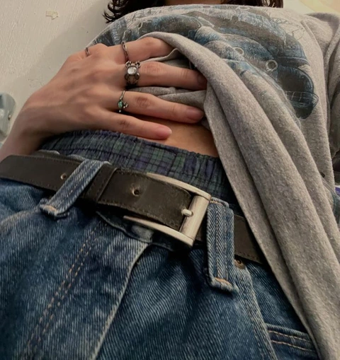A woman wearing a pair of jeans and a sweater.