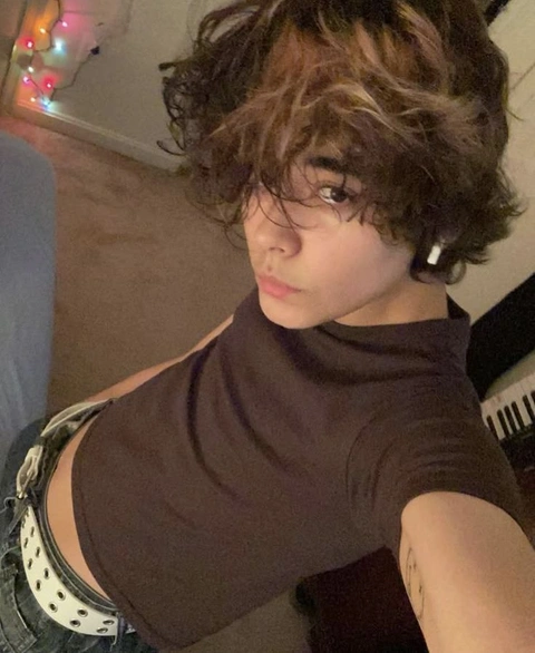 A woman with curly hair is posing for a picture.