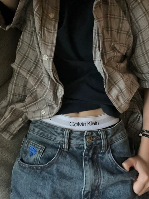 A close up of a person wearing a pair of jeans.