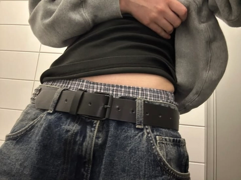 A woman wearing a black shirt and a black belt.